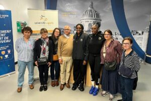 Enseignants du CFA Université et Sports avec deux joueuses du Paris 92 au stade Pierre de Coubertin